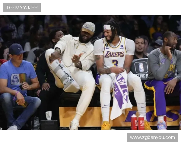 湖人队新赛季备战启动 詹姆斯与戴维斯联手誓要重返总决赛