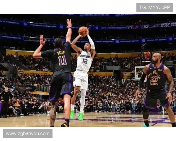 詹姆斯破纪录引领湖人逆转勇士 莫兰特伤退灰熊遭快船逆袭